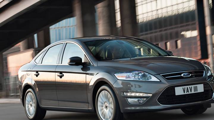 2011 Ford Mondeo Running in Grey Side Pose